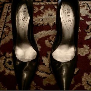 GUESS pointy toe leather black pump. Size 6.5